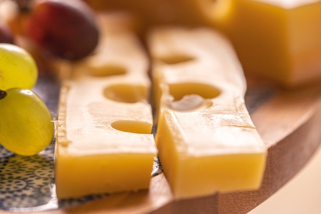Osteskærer eller kniv? Hvad er bedst til dit ostebord?